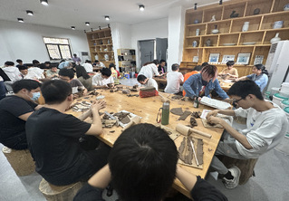 巧手锤炼出精瓷，少年匠心塑情怀...