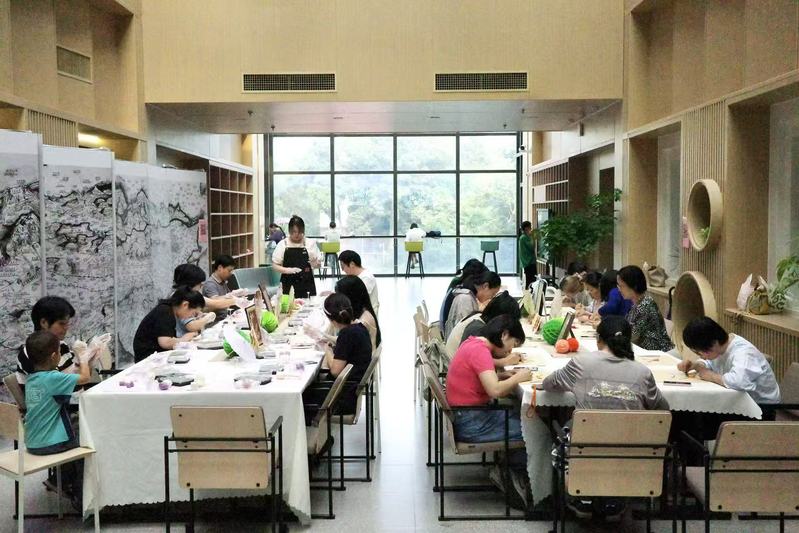 月满中秋情意浓 欢聚人文迎国庆...