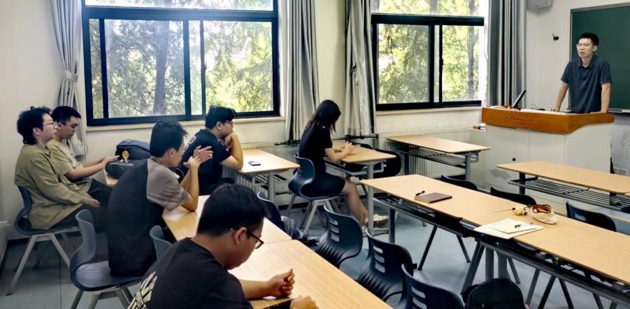 科技传播系2023级本科班召开...