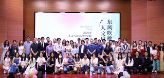 东风吹桃李，人文启鹏程 ——人...